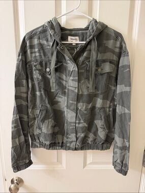 Splendid Gray Camouflage Hooded Jacket